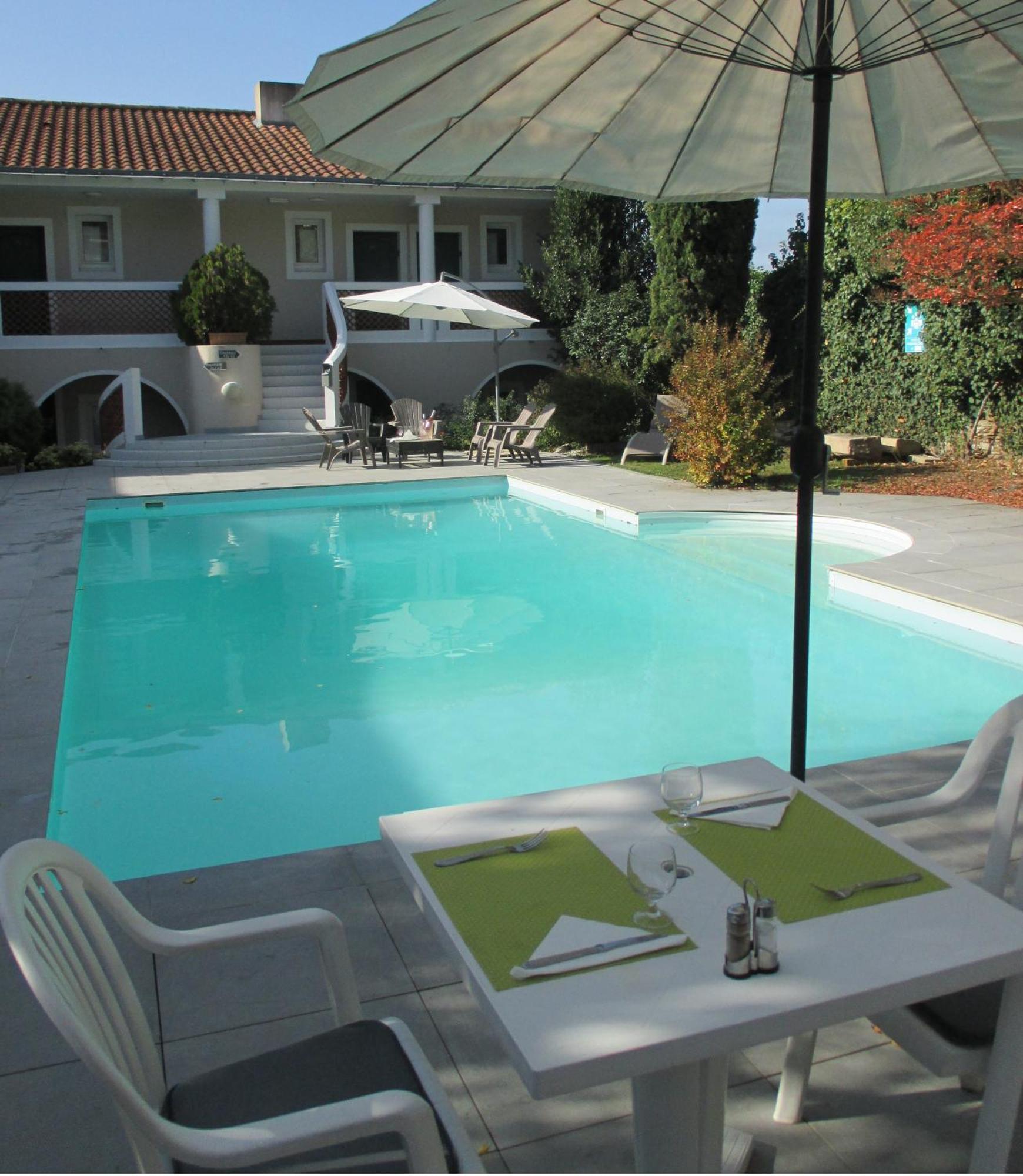 Hotel Restaurant Les Voyageurs Montaigu-Vendee Extérieur photo