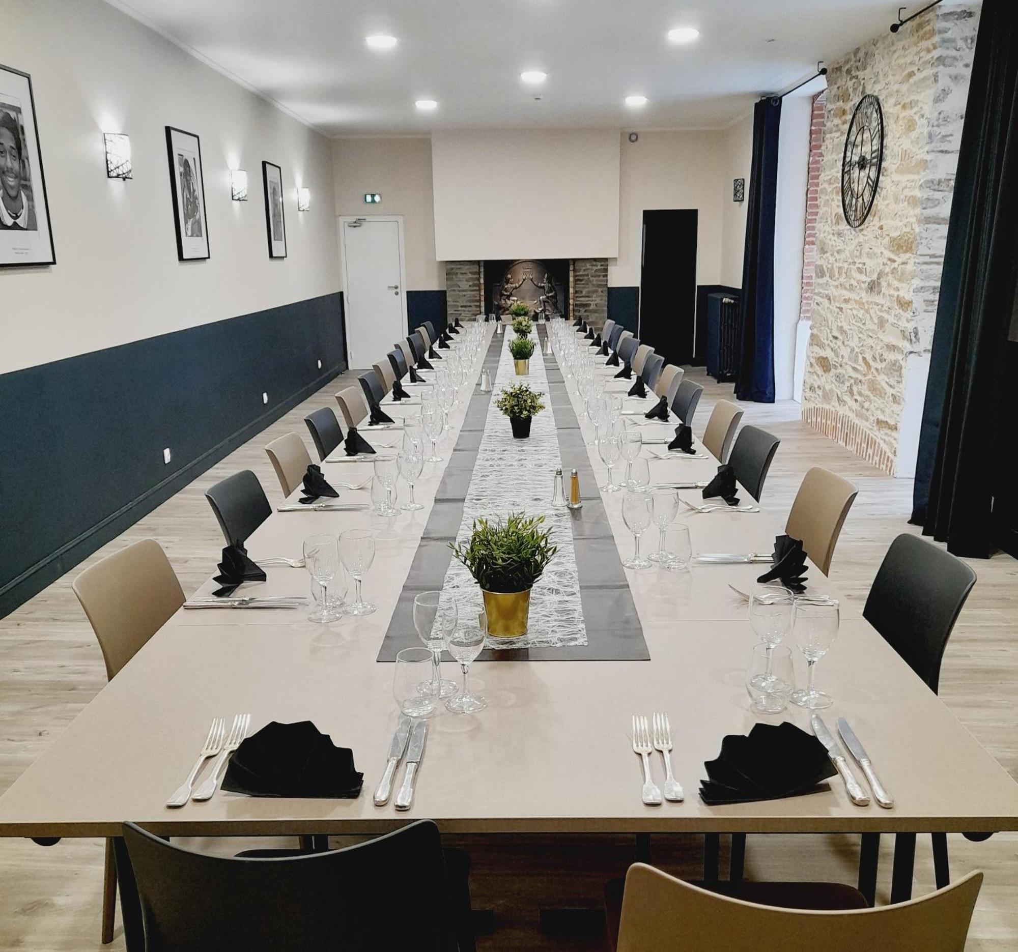 Hotel Restaurant Les Voyageurs Montaigu-Vendee Extérieur photo
