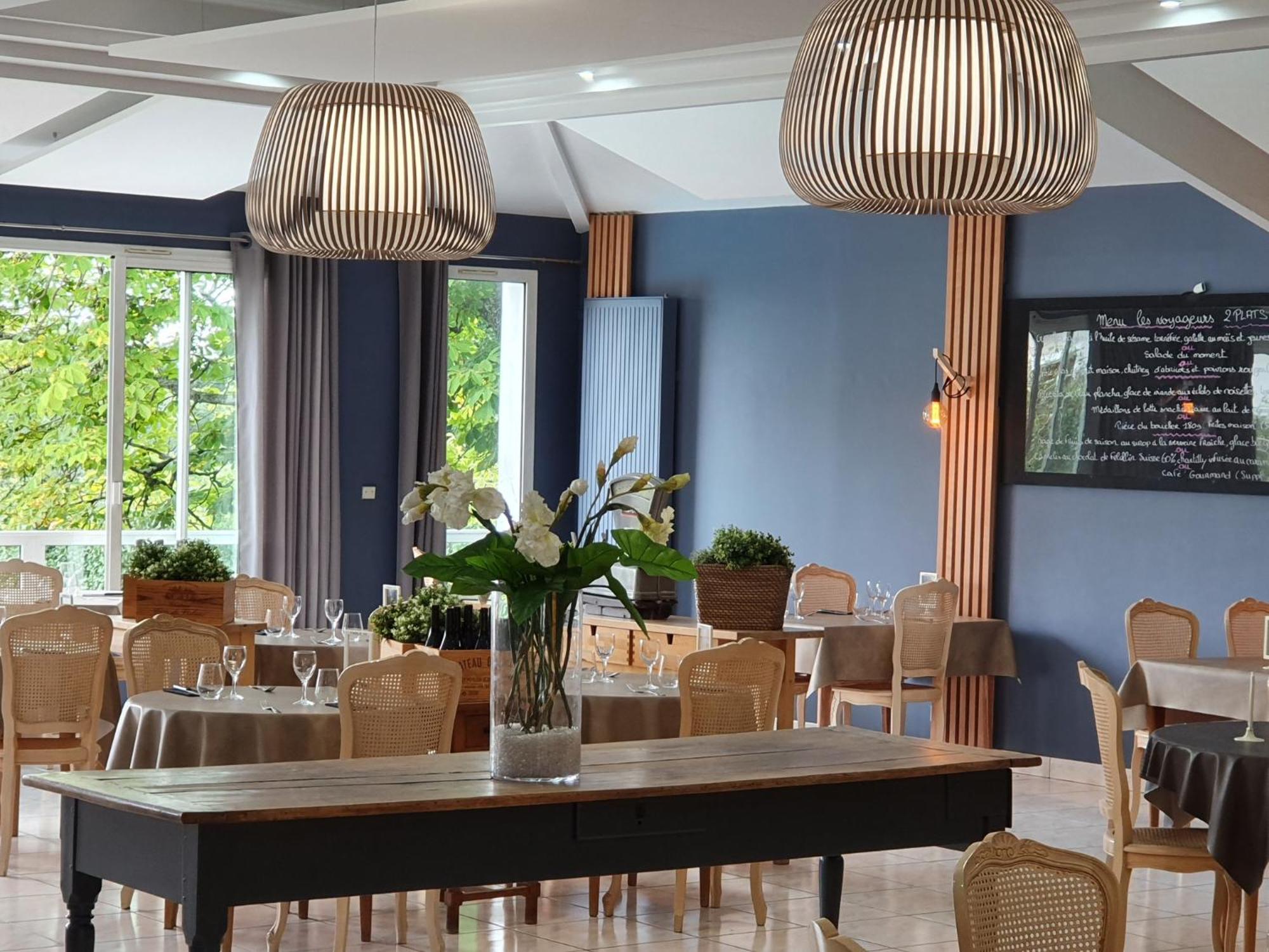 Hotel Restaurant Les Voyageurs Montaigu-Vendee Extérieur photo