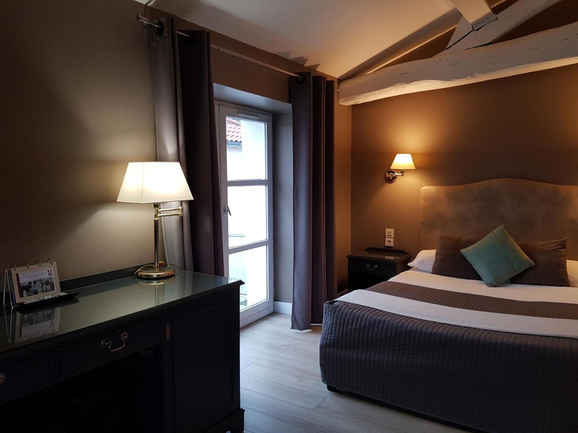 Hotel Restaurant Les Voyageurs Montaigu-Vendee Extérieur photo